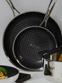 Tigaie cu acoperire Non Stick, Qualum Ceramic Futuro, Ambition, 28 cm, inox/ceramica, negru/argintiu