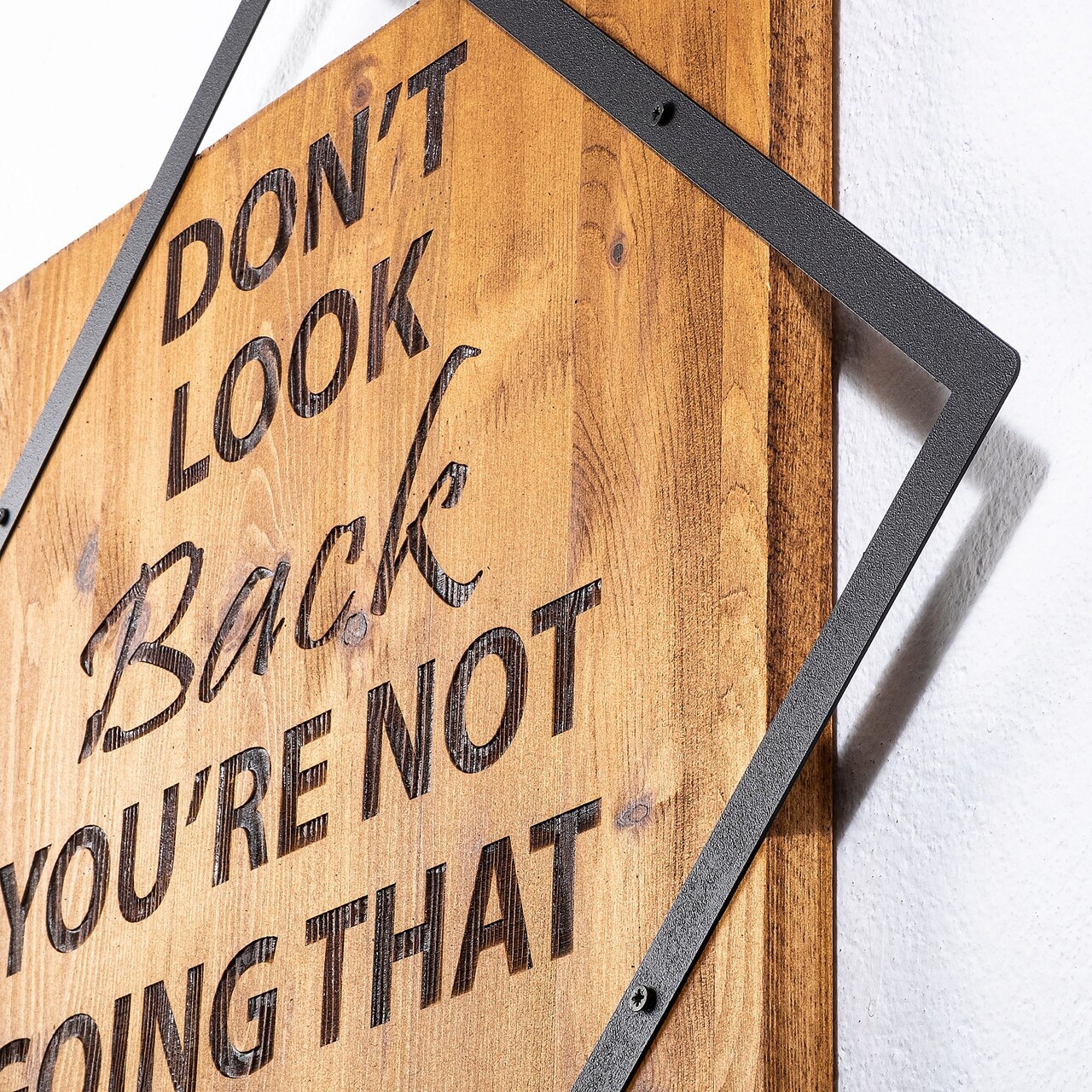 Decoratiune de perete, Don'T Look Back You'Re Not Going That Way, 50% lemn/50% metal, Dimensiune: 54 x 54 cm, Nuc / Negru