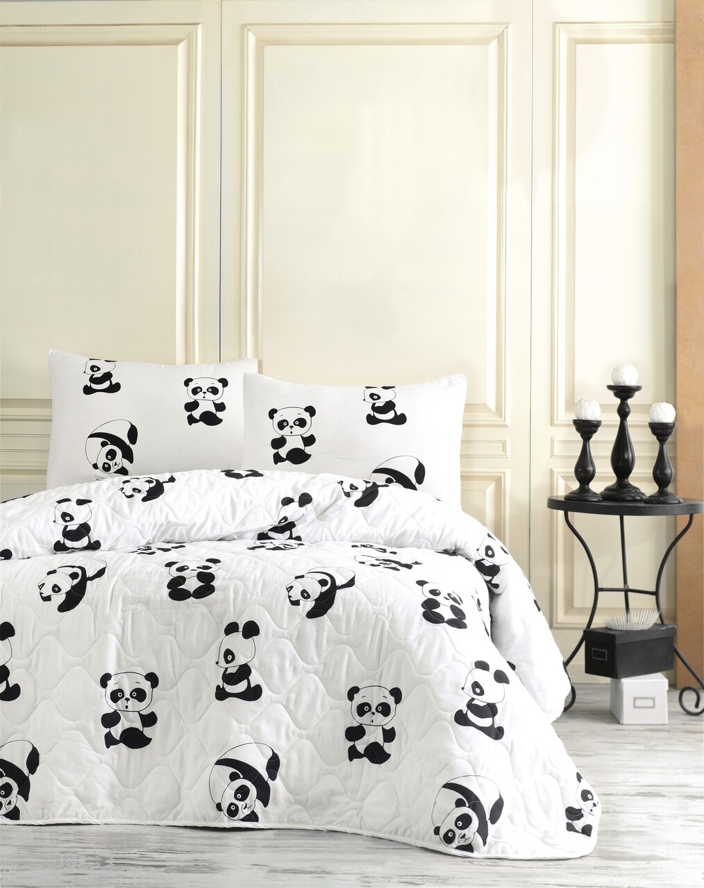 Set cuvertura de pat dubla matlasata, EnLora Home, Panda Black White, 3 piese, 65% bumbac, 35% poliester, alb/negru