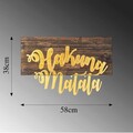 Decoratiune de perete, Hakuna Matata Metal Decor, 50% lemn/50% metal, Dimensiune: 58 x 38 cm, Nuc / Aur