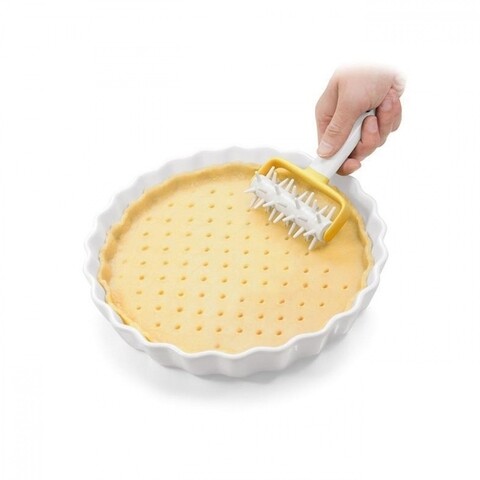 Rola pentru perforat aluatul Delicia, Tescoma, 18 x 11 cm, plastic, bej/galben